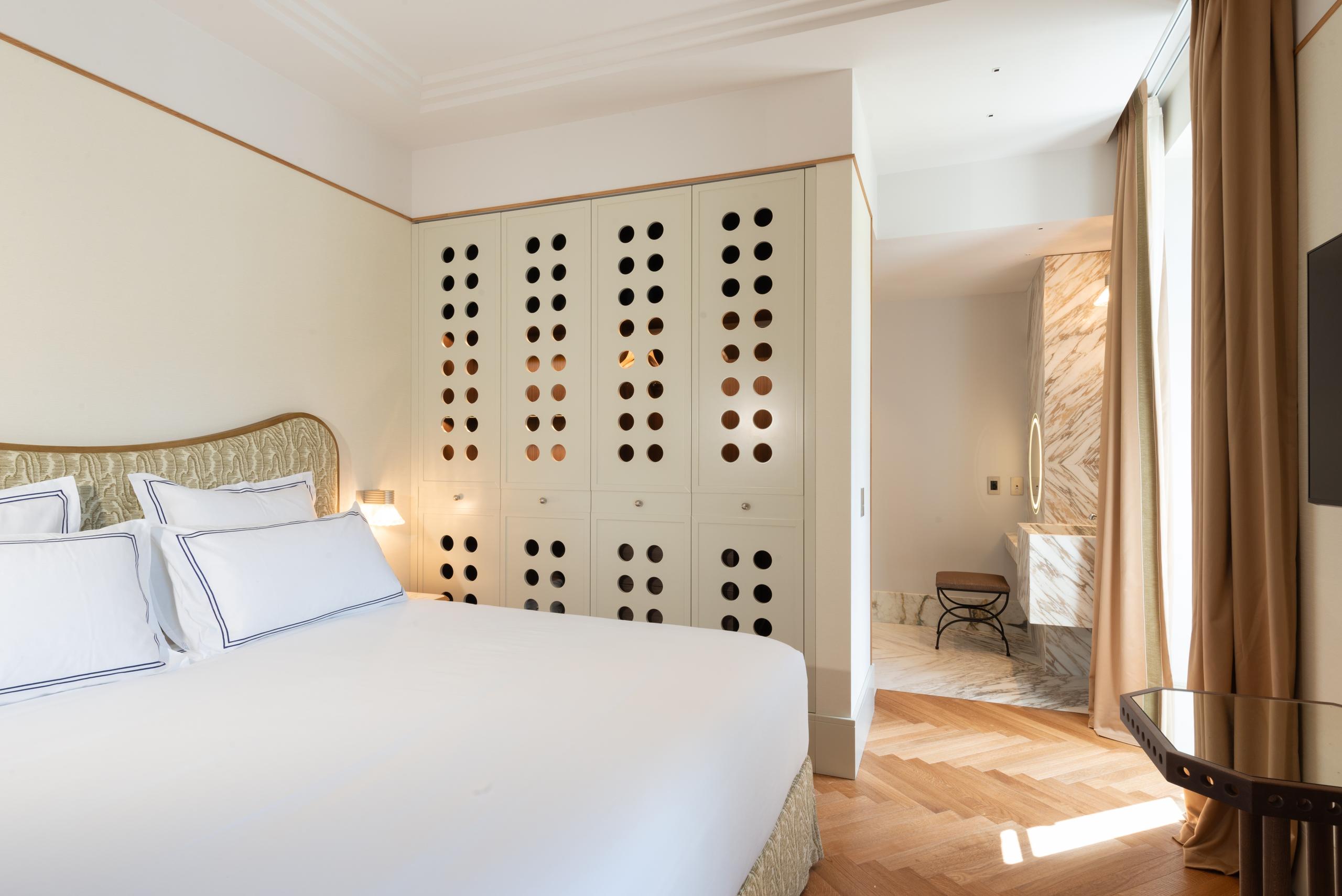 Two-Bedroom Suite, camera matrimoniale con armadio in legno traforato - Palazzo Genazzini